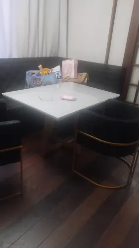 Mesa sofá e 2 cadeiras