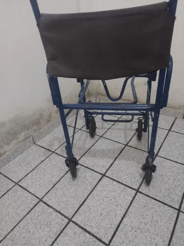 CADEIRA DE RODAS PARA BANHO, BEM ESTRUTURADA, SEM FERRUGENS 95% , SUPORTA 80/100 KG,.
