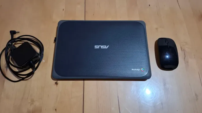Chromebook Asus C202S, mouse sem fio e cabo de energia