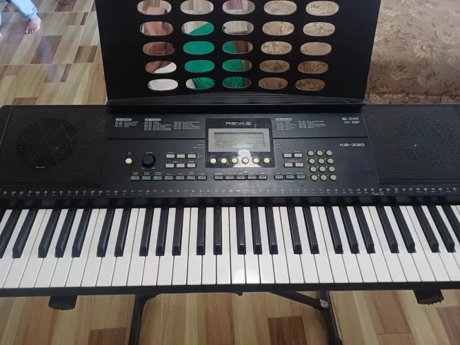 Teclado revas bem conservado, pouco usado completo. Suporte novo
