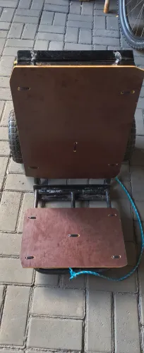 Carrinho de carga dobrável, compacto e resistente. 