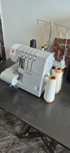 Maquina de costura doméstica overlok singer