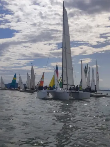 Veleiro tipo Trimaran construído em compensado naval e resina epóxi.