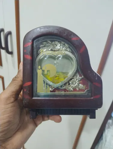 Objeto de decoração no formato de piano de cauda com defeito