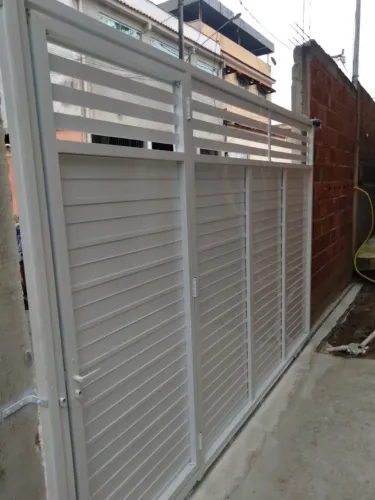 Portão de Alumínio de Correr Branco Fechamento e Resistente