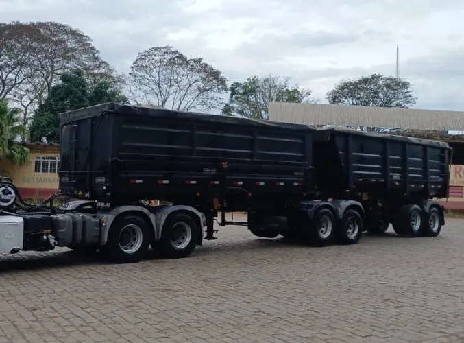 Rodocaçamba com pneus 2021.
