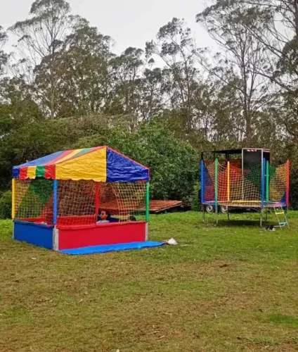 Brinquedos Cama Elástica e Piscina de Bolinha
