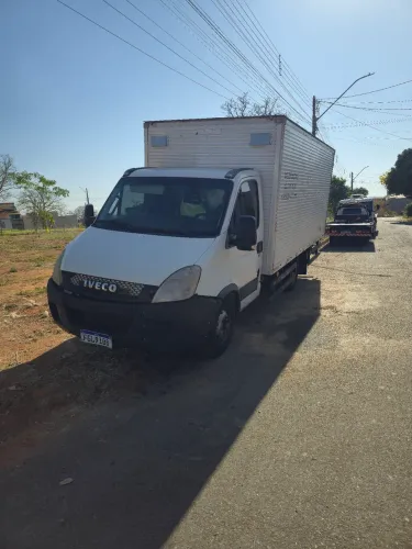 Vendo Ágil Caminhão iveco daily 45s17 baú Grande- renda 15.000 mil mês
