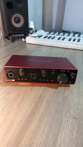 Interface de Áudio Focusrite 4i4 3° geração