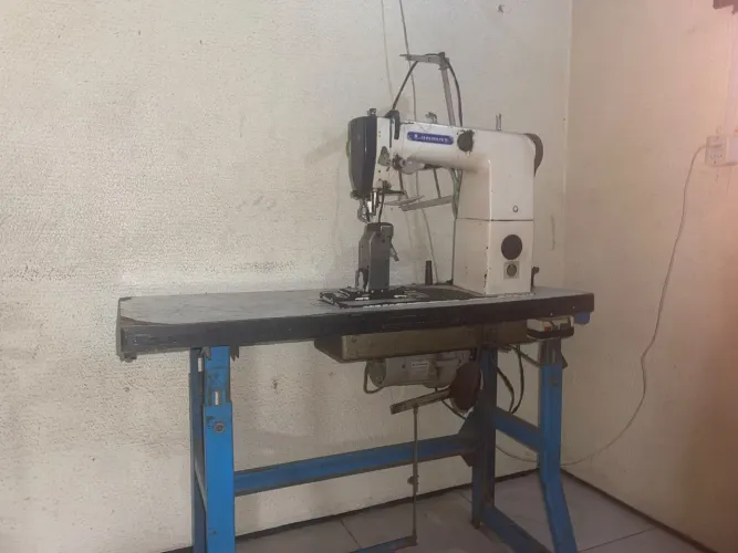 Máquina costura industrial reta transporte triplo