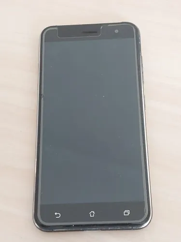 Celular Asus Zenfone Ze520kl 32gb 5,2' com pequena mancha na tela