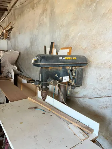 Vende se máquina de marcenaria parafusadeira de bancada funcionando certinho