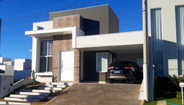Casa Térrea condomínio IBITI Sorocaba, 3 dormitórios sendo 1 suíte, 4 vagas na garagem.