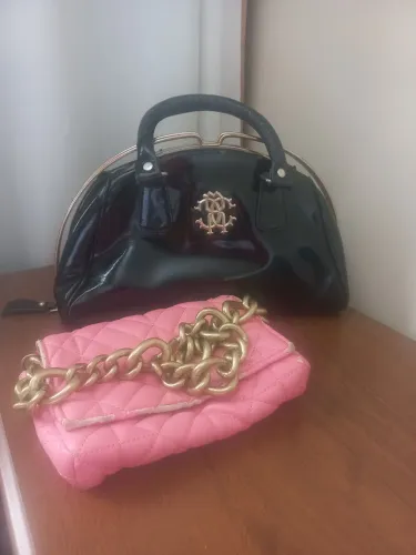 Bolsas uma Chanel outra da zara