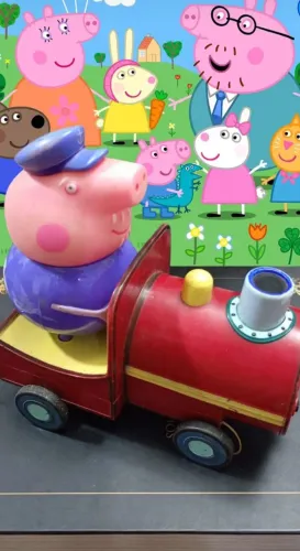 Vovô Pig em sua Locomotiva - desenho Peppa Pig