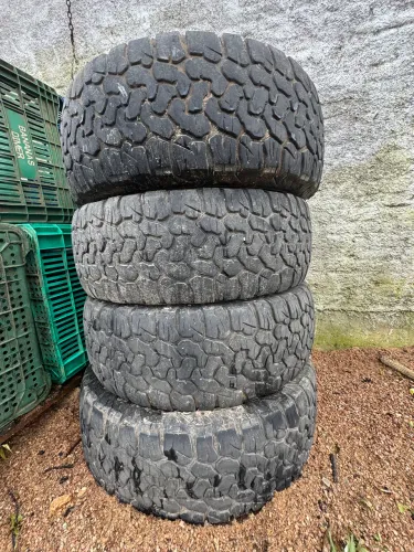 Pneus AT 265/70 R16 meia vida