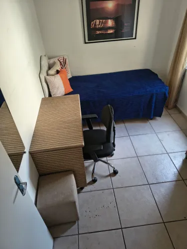Alugo lindo quarto mobiliado para você mulher.