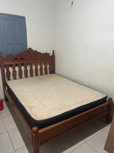 Cama de madeira e colchão ortopédico 