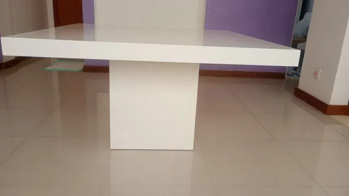 Mesa quadrada em Laca 2x2m branca com 6 cadeiras