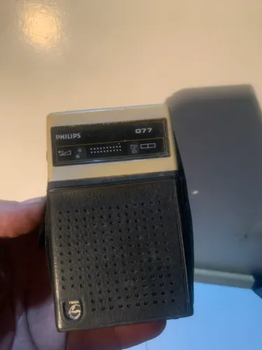 rádio portátil antigo de bolso Philips, modelo 06RL077.