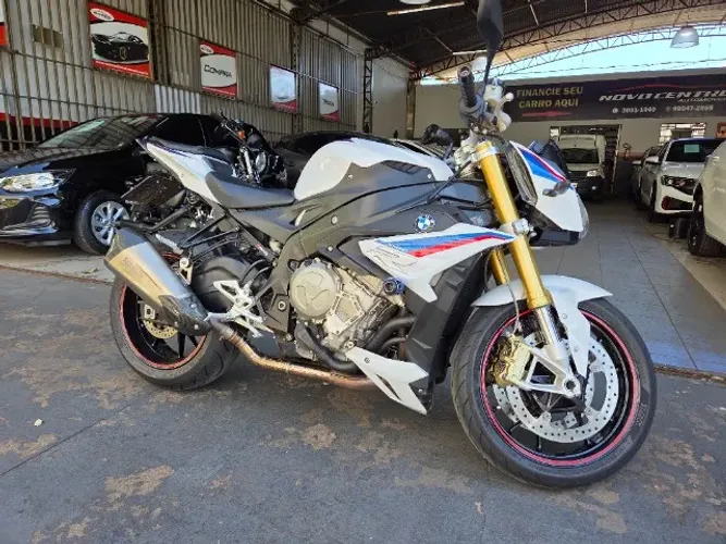 BMW S1000r ano 2018 com 37.000km com acessórios e escape esportivo