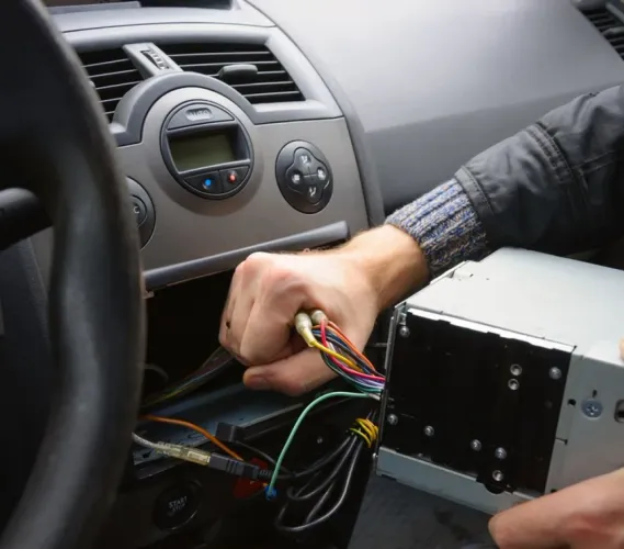 Eletricista automotivo e instalador de acessórios 