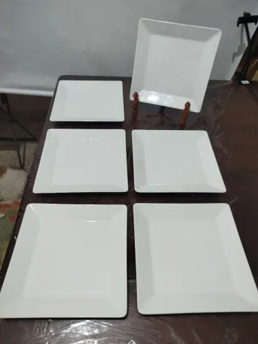 jogo de 6pratos rasos com forma quadrada Oxford porcelana medidas 27x27cm