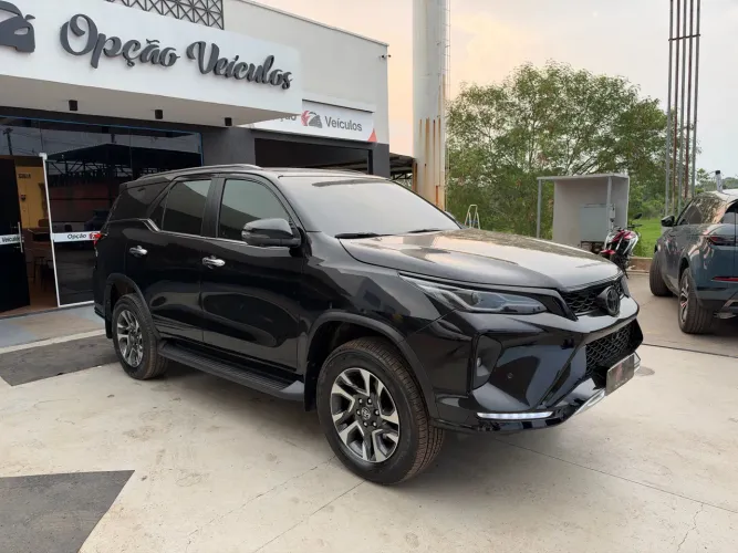 Toyota Hilux SW4 SRX Plat. 4X4 2.8 TB Die. Aut. 2024