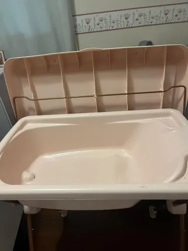 Trocador com banheira rosa