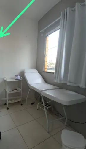 Maca de estética, mesa auxiliar e escadinha (novos)