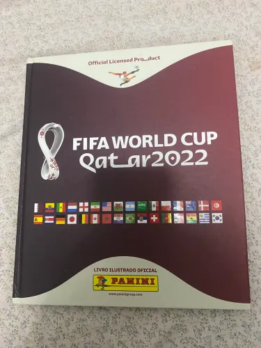 Kit com 2 álbuns da copa 2018 e 2022 capa dura completos