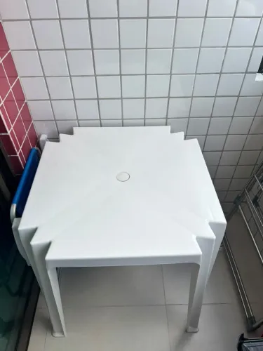 Vendo mesa e cadeira de plástico Tramontina