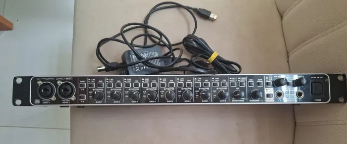 Placa de áudio Umc1820 USB Behringer preta
