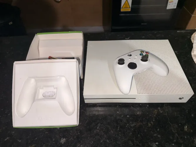 Xbox One S (entrou em modo de segurança) + robot white(controle)  novo