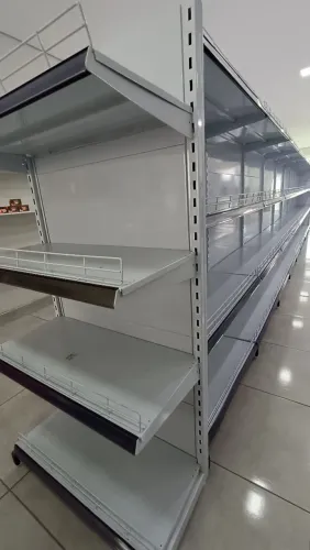 Vendo 20 metros de gôndolas (prateleiras) em aço, semi-nova. São duas gôndolas de 10m