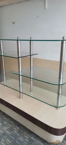 Expositor com base de maneira e partes de vidro R$1.200 retirar em Taguatinga-DF *
