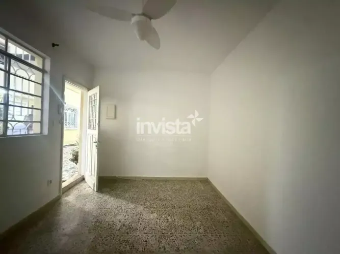 Apartamento térreo no Gonzaga, em prédio muito bem conservado e organizado!