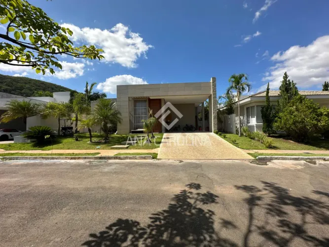 Casa Térrea de Alto Padrão com 4 Quartos, Área Gourmet e Piscina