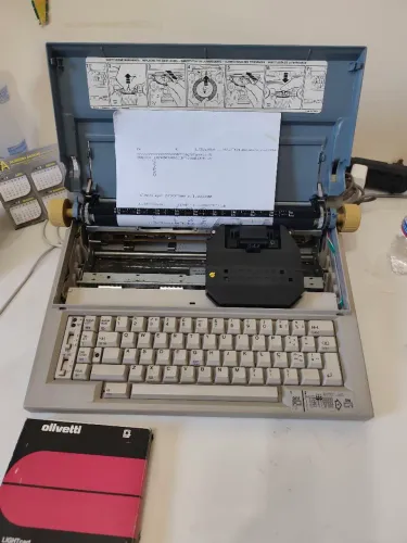 Máquina de Escrever Olivetti elétrica ET personal 55