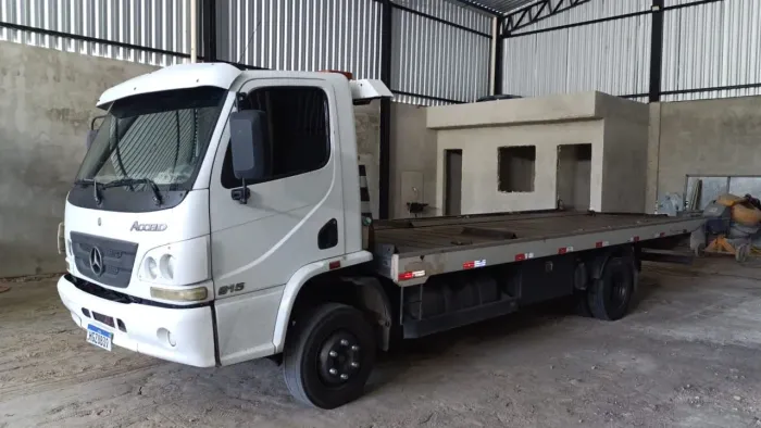 Accelo 915 2009 com plataforma de 6,5m