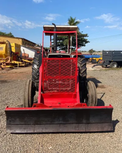 TRATOR AGRÍCOLA