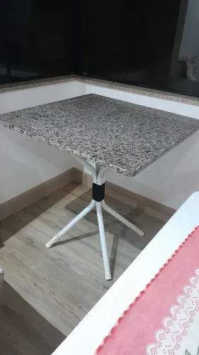MESA DE PEDRA QUADRADA