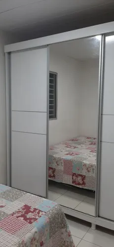 Guarda-roupas d3 casal três portas, sendo uma com espelho. 