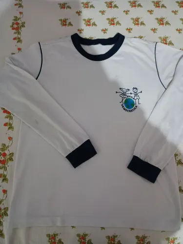 Blusa escola Democrática
