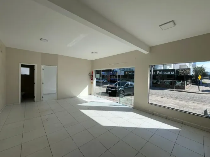 Sala Comercial Térrea com funcionalidade, visibilidade e versatilidade no Mariscal, em Bom