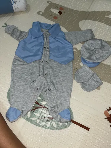 Título: Macacãozinho de Bebê Cinza e Azul com Kit de Acessórios