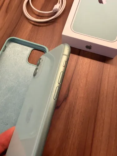 Celular iPhone 11. 