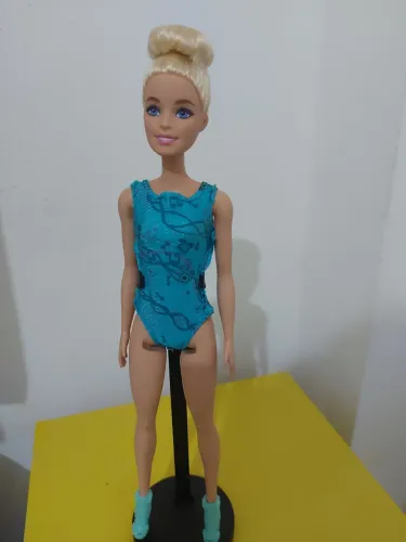Barbie maio azul e coque linda