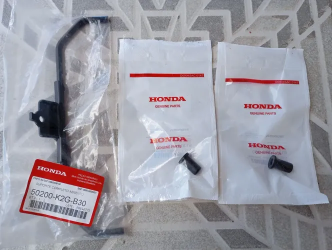 Suporte segura as asas da Titan 160 com as borrachas novo original