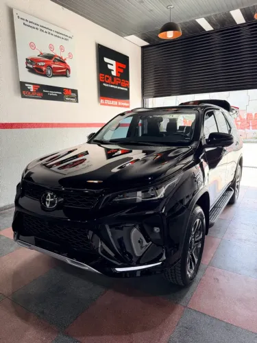 Toyota Hilux SW4 SRX Plat. 4X4 2.8 TB Die. Aut. 2025